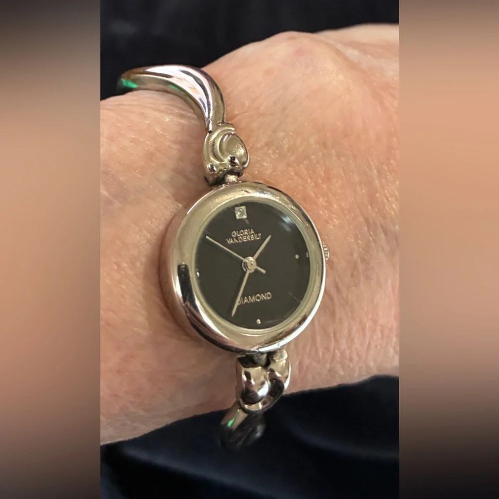 Gloria Vanderbilt silvertone diamond Watch/Bracelet NEW BATTERY